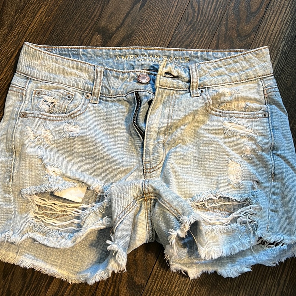 American Eagle Size 0. Tom Girl MIDI light denim shorts